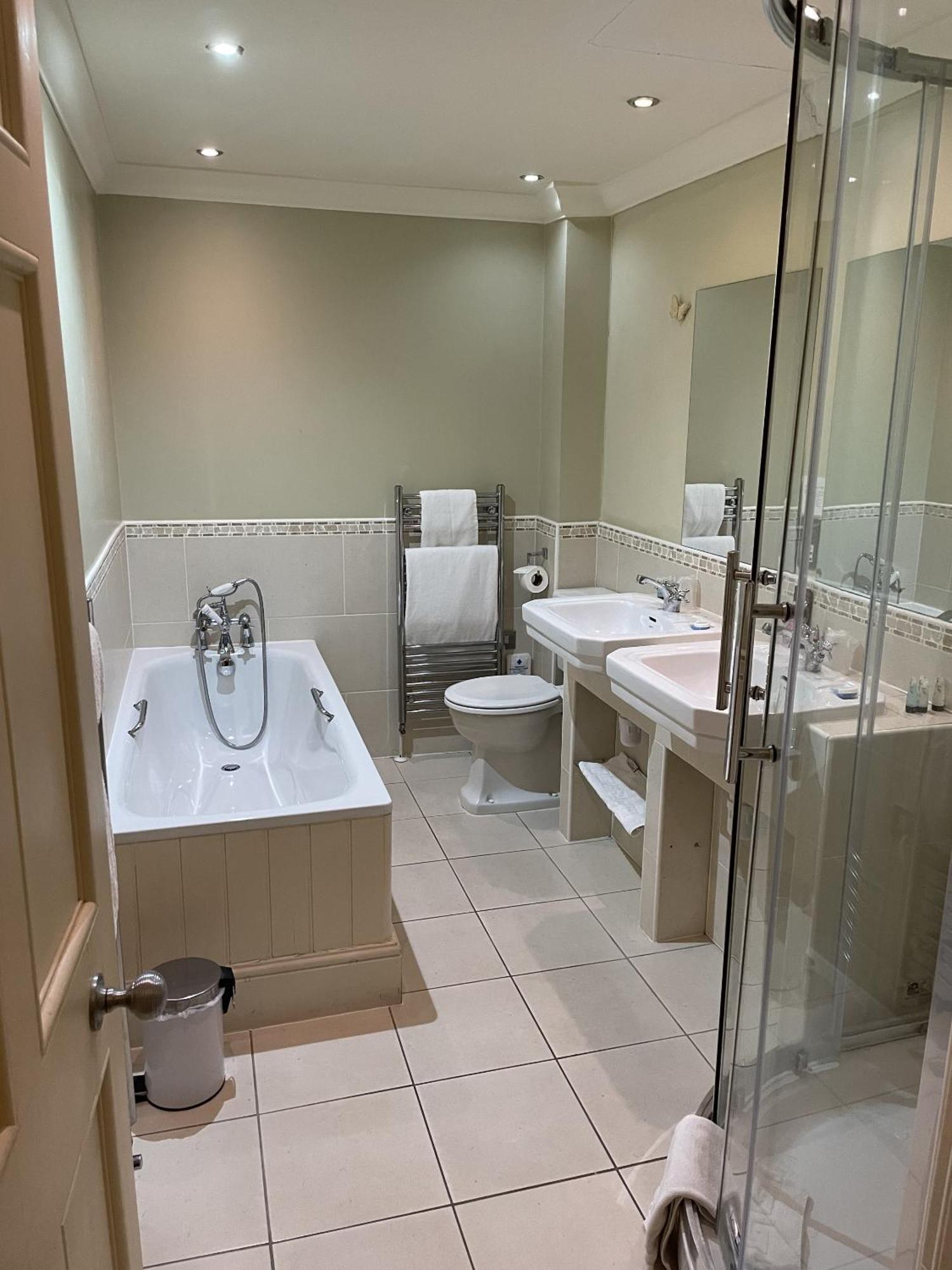 The Commercial Bar & Hotel Chester Bilik gambar