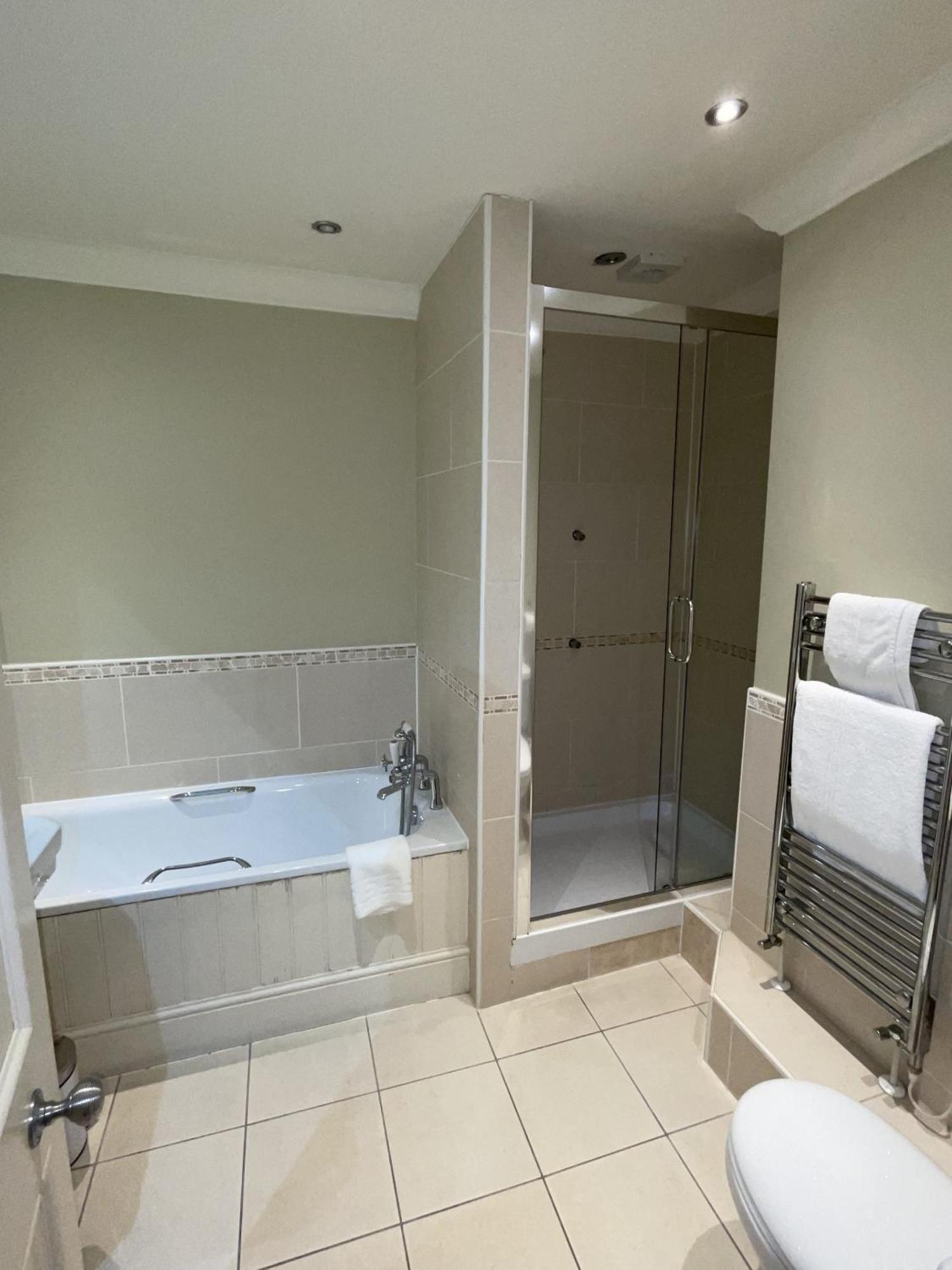 The Commercial Bar & Hotel Chester Bilik gambar