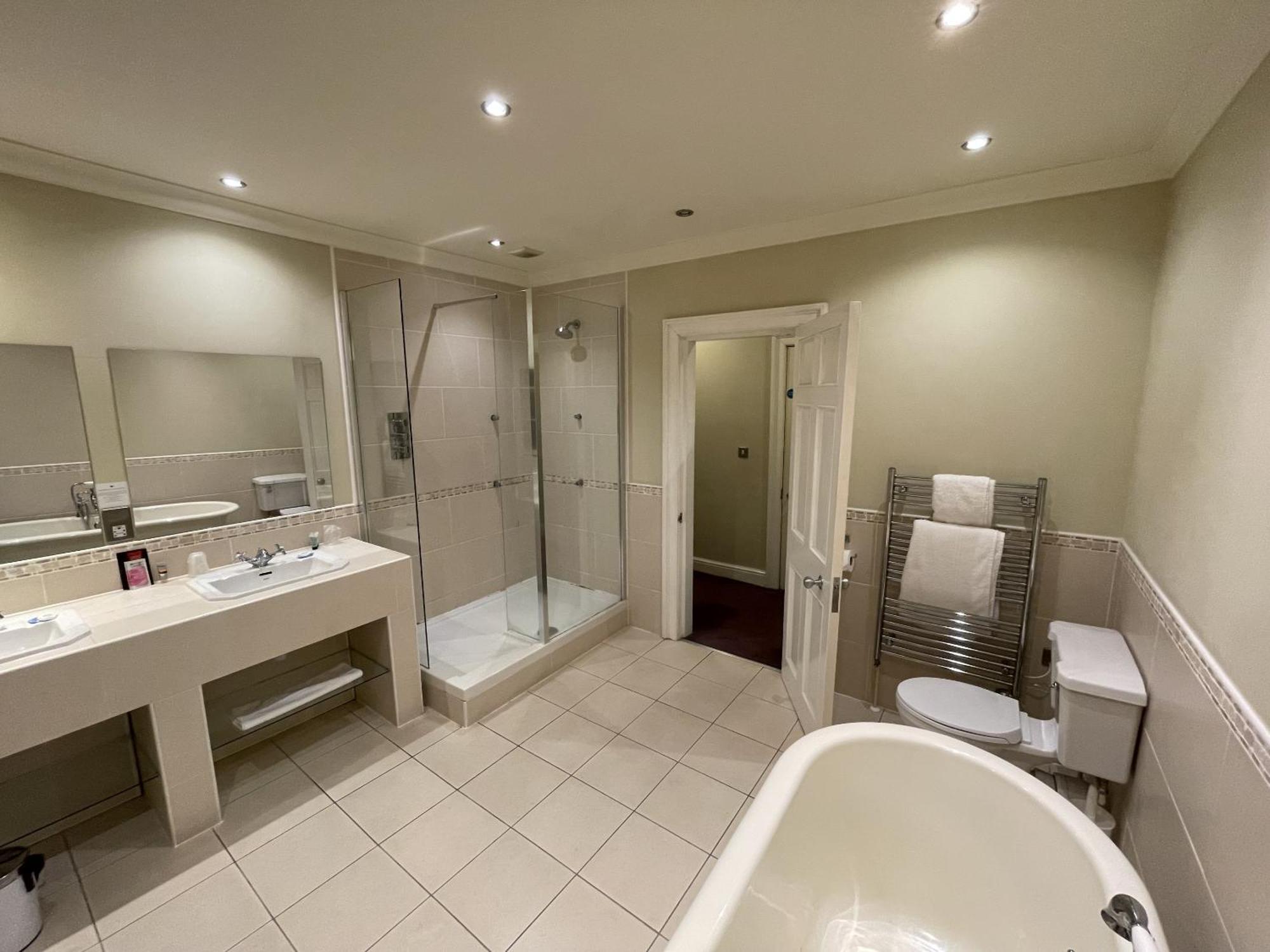 The Commercial Bar & Hotel Chester Bilik gambar