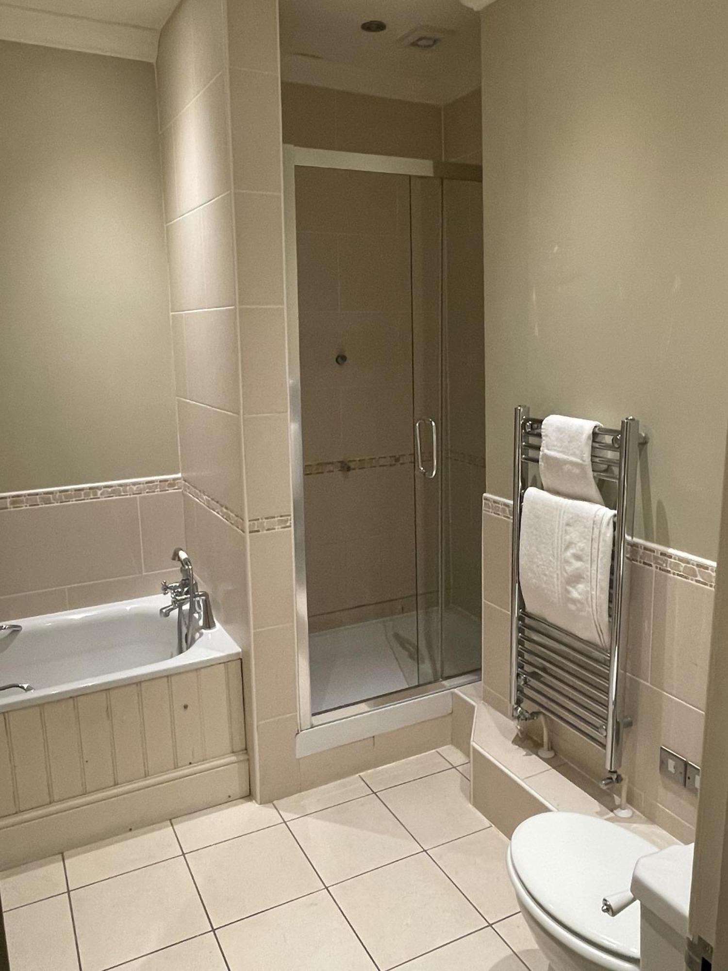 The Commercial Bar & Hotel Chester Bilik gambar