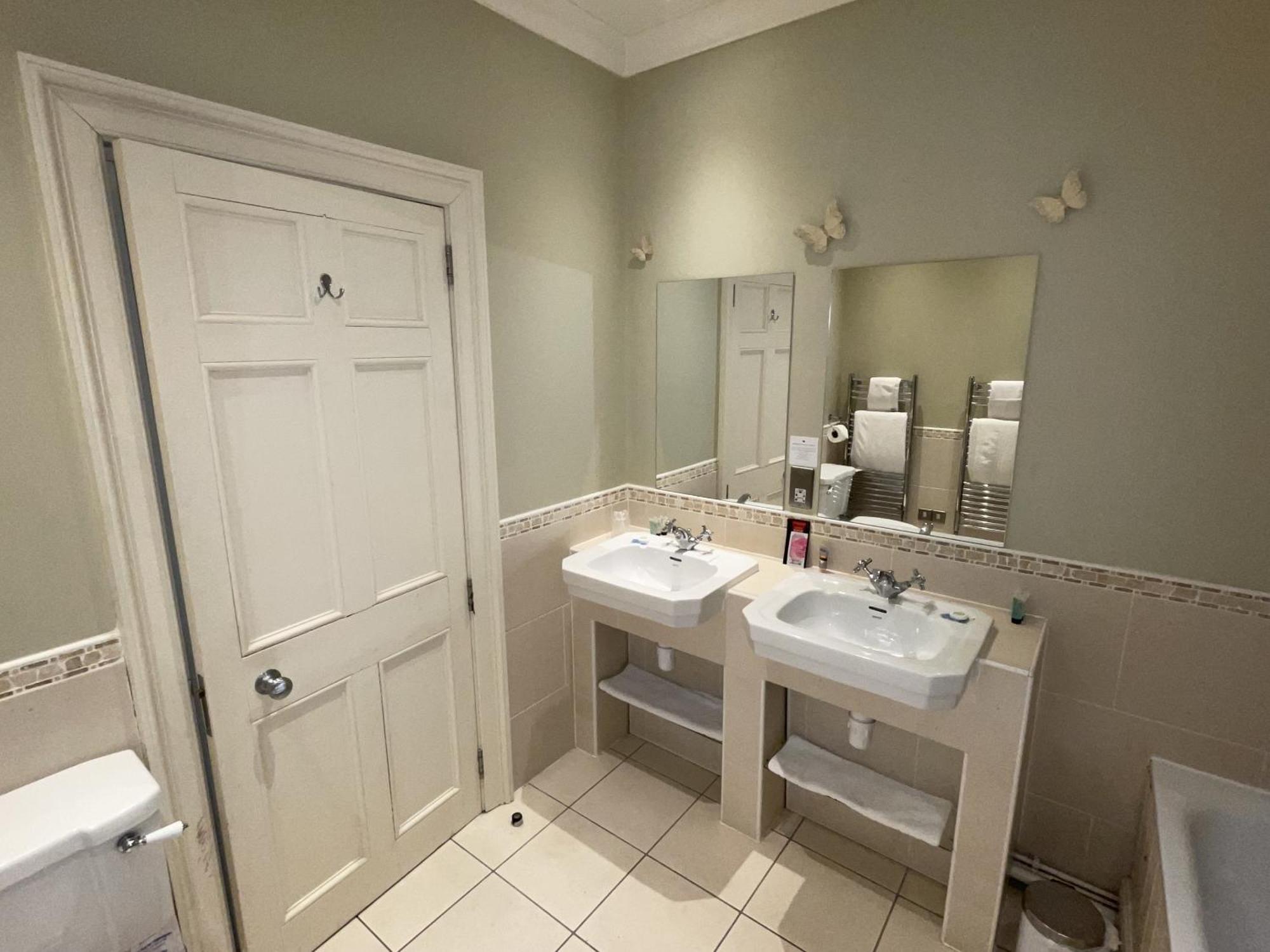 The Commercial Bar & Hotel Chester Bilik gambar