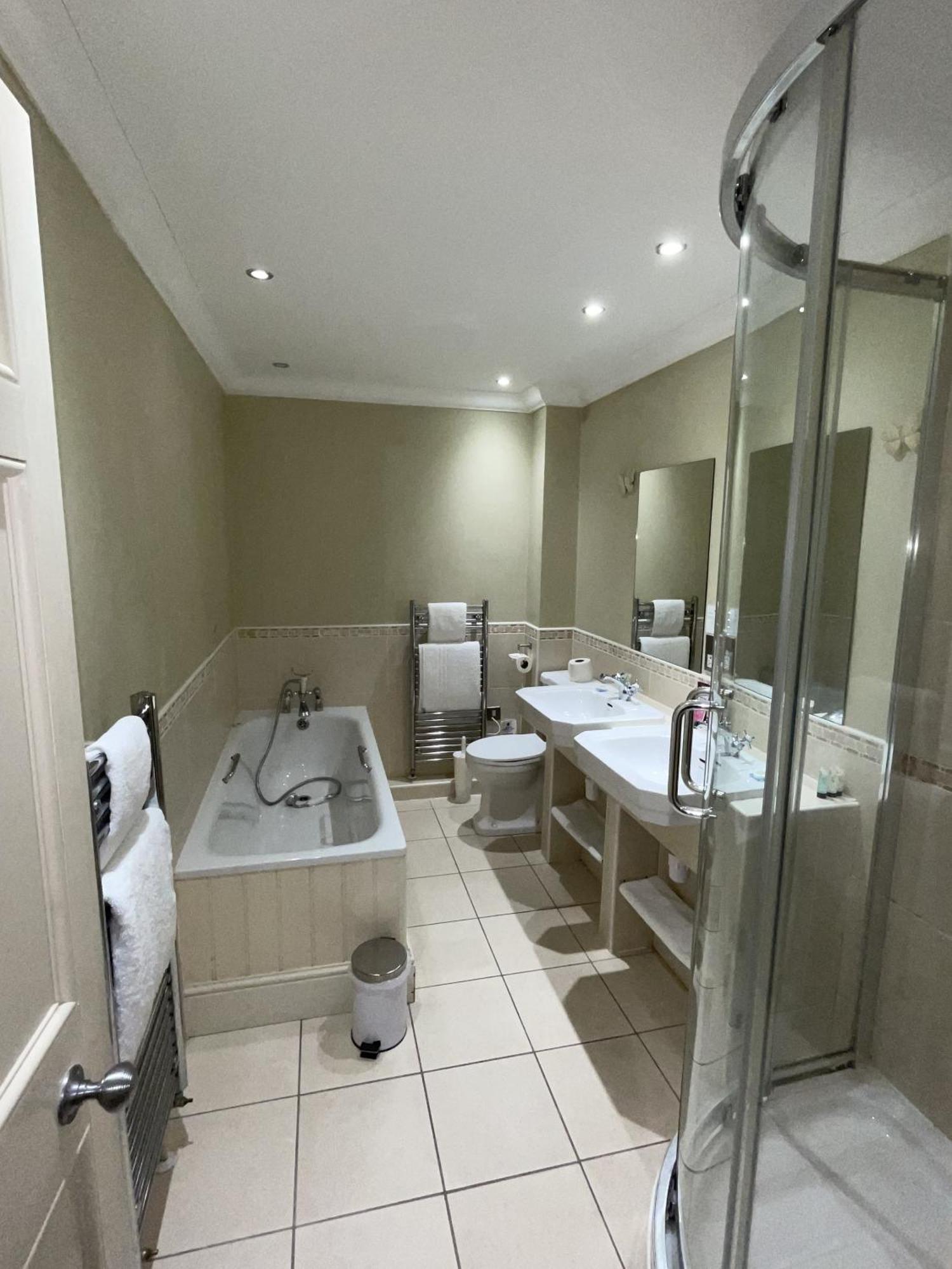 The Commercial Bar & Hotel Chester Bilik gambar